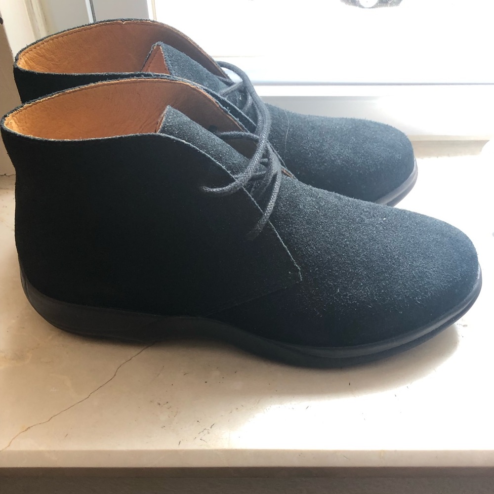 Dr. Comfort. Size 8 1/2 wide. Black Suede Upper. Removable Insoles.